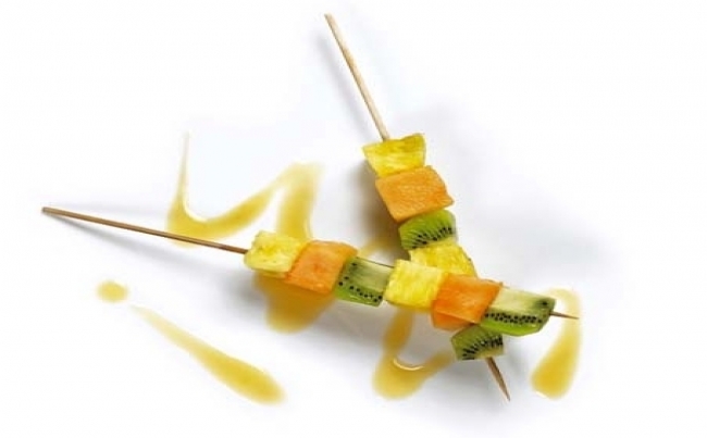Brocheta de piña, melón y kiwi con salsa de toronja rosada
